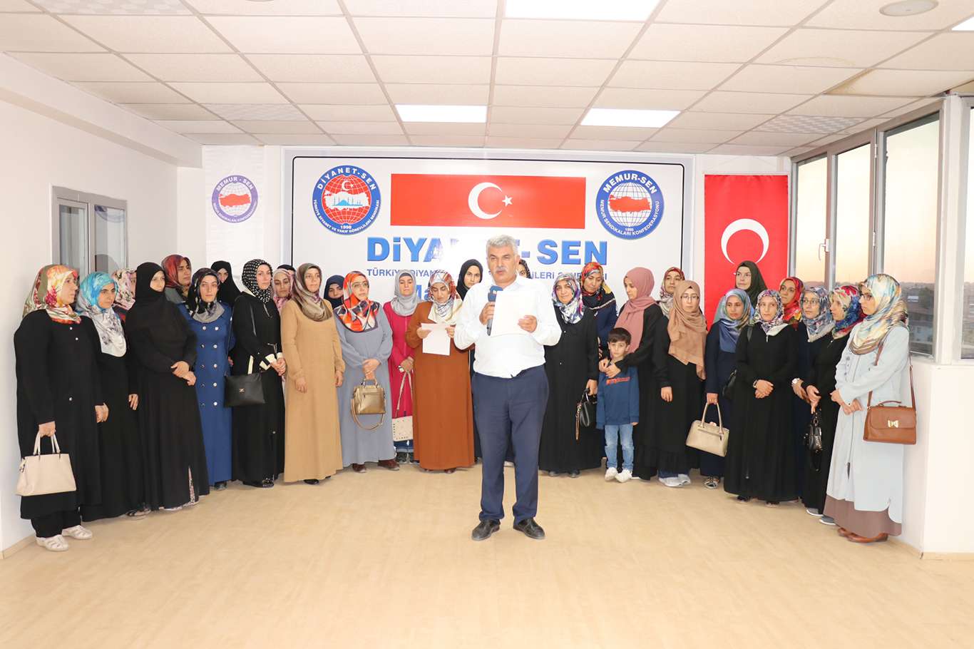 Fahri Kur’an kursu öğreticilerinden kadro talebi Fahri Kur’an kursu öğreticilerinden kadro talebi